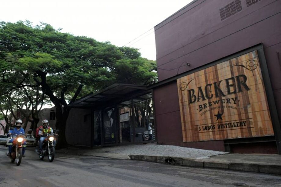 Uma outra cervejaria teria produzido as bebidas servidas no local