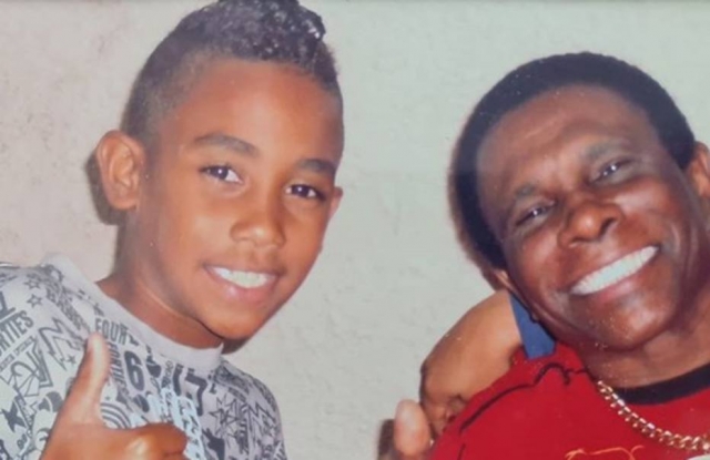 Neguinho da Beija-Flor em foto antiga ao lado de seu neto, Gabriel
