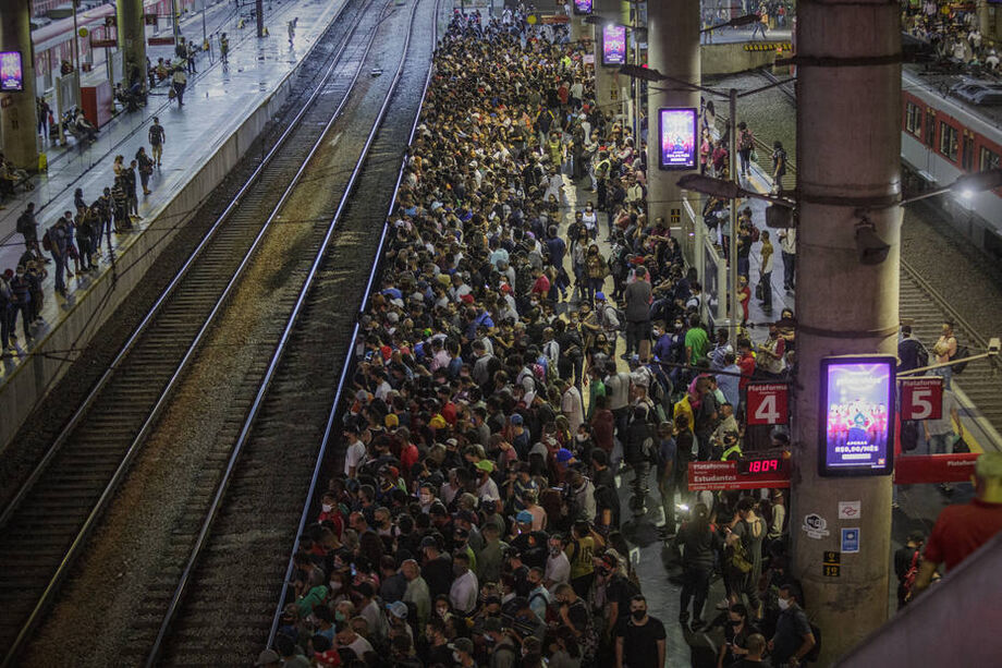 Aglomeração na linha 11-Coral da Companhia Paulista de Trens Metropolitanos (CPTM)