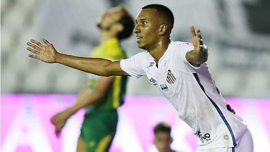 Lucas Braga comemora gol na vitória do Santos sobre o Defensa Y Justicia