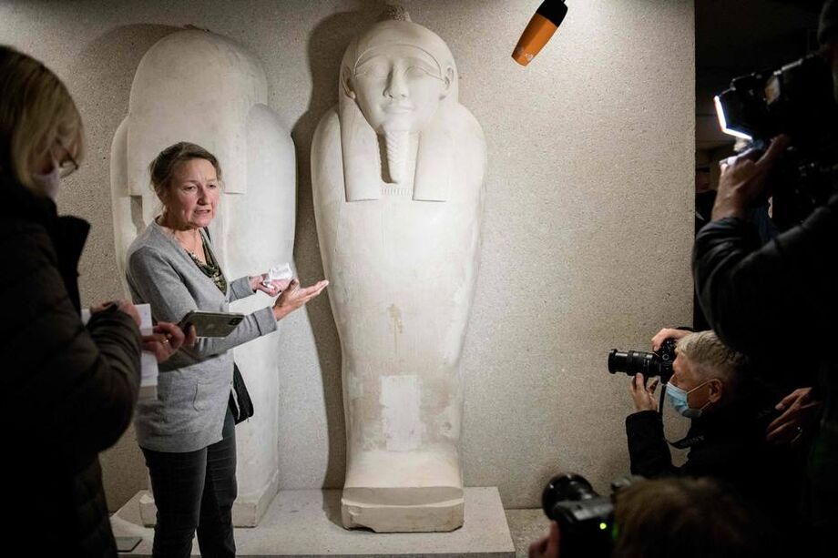 Friederike Seyfried mostra danos a obras do Neues Museum, de Berlim