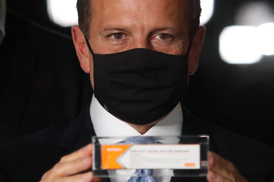 No Congresso, Doria pede que Bolsonaro respeite seu ministro da Saúde e posa com Coronavac