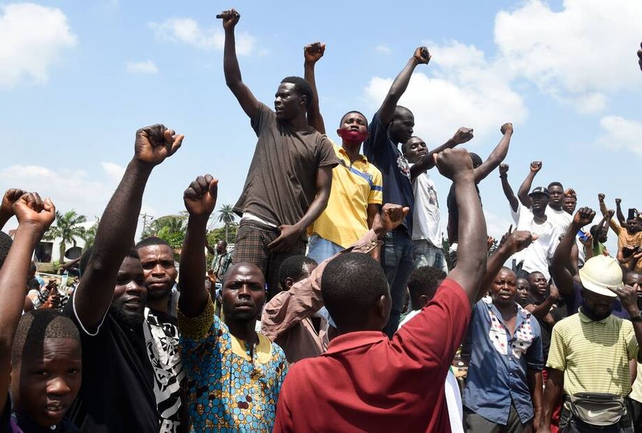 Manifestantes protestam contra a violência policial em Lagos, na Nigéria.