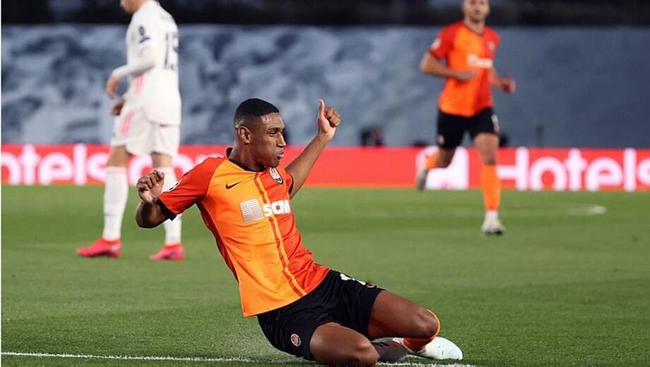 Brasileiro Tetê comemora gol na vitória do Shakhtar sobre o Real Madrid