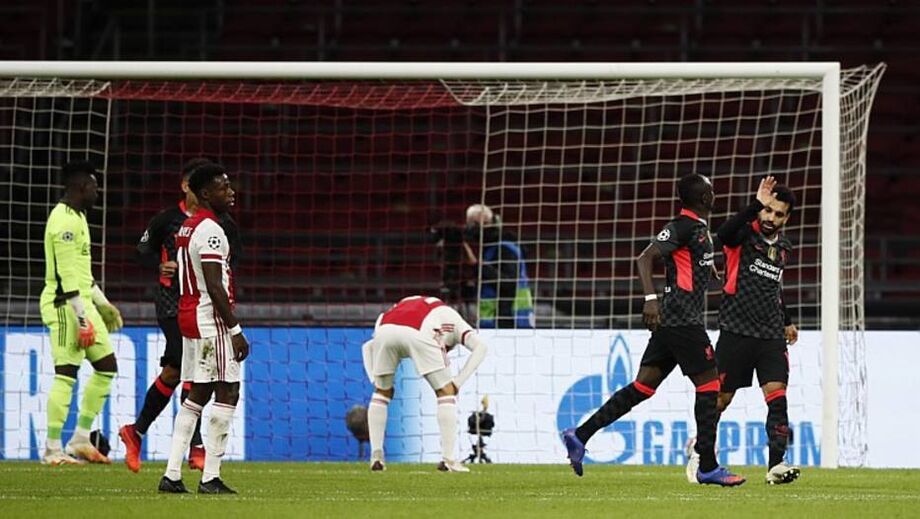 Salah e Mané comemoram após Tagliafico marcar gol contra na vitória do Liverpool sobre o Ajax