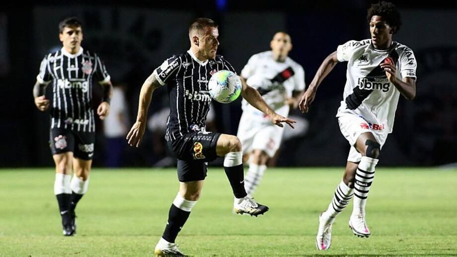 Ramiro tenta jogada pelo Corinthians