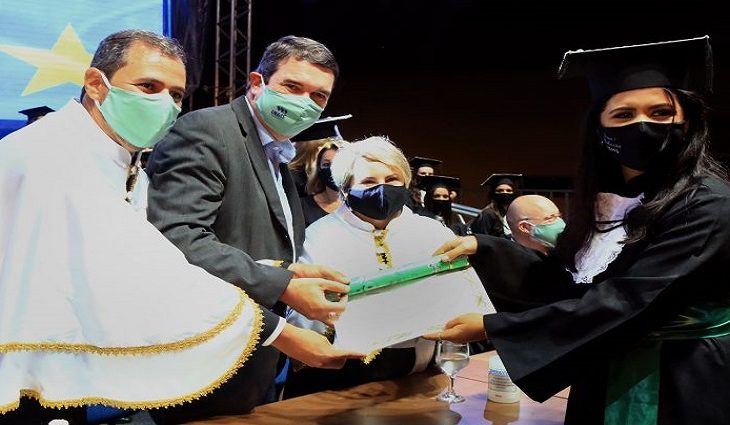 A solenidade respeitou os Protocolos de Biossegurança e os convidados acompanharam a cerimônia de dentro de seus carros, com muita satisfação.