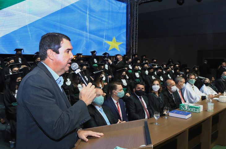 Com um formato inovador da colação, via drive-thru, aconteceu nesta quarta-feira, dia 21, a tão esperada cerimônia de colação de grau da primeira turma de acadêmicos de Medicina da Universidade Estadual de Mato Grosso do Sul