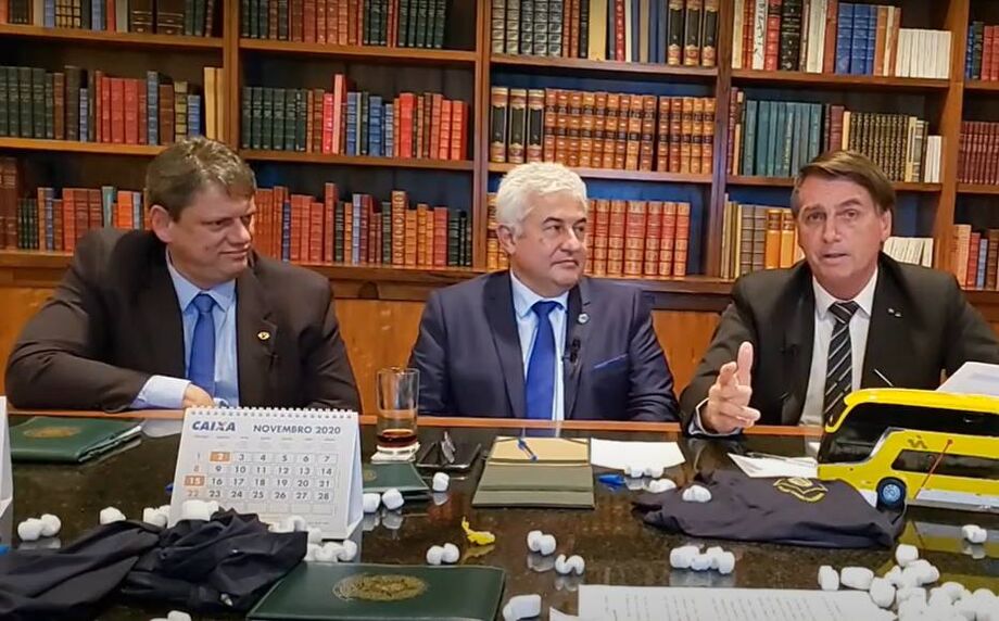 Os ministros Tarcísio de Freitas, da Infraestrutura, e Marcos Pontes, da Ciência e Tecnologia, participam de live com Bolsonaro