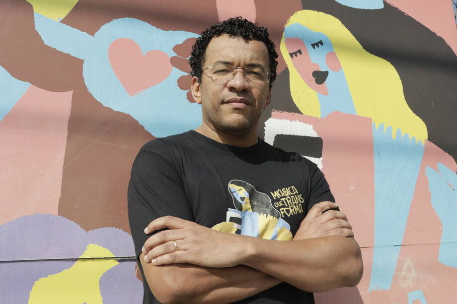Luccas Soares na frente do Instituto Anelo, fundado por ele para dar aulas de música no Jardim Florence, bairro da região do Campo Grande
