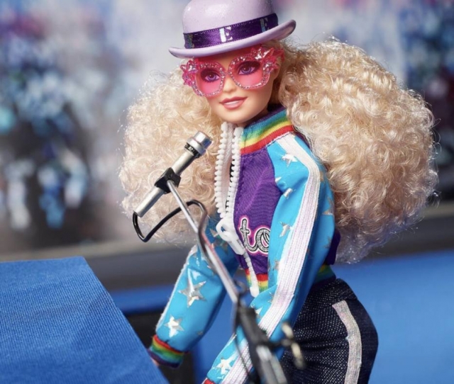 Elton John anuncia lançamento de Barbie inspirada em looks de sua carreira