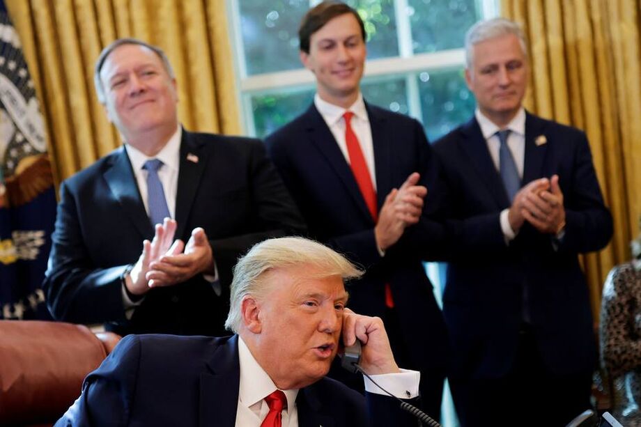 Mike Pompeo (E) e Jared Kushner (D) aplaudem Donald Trump em conversa por telefone com líderes do Sudão e de Israel