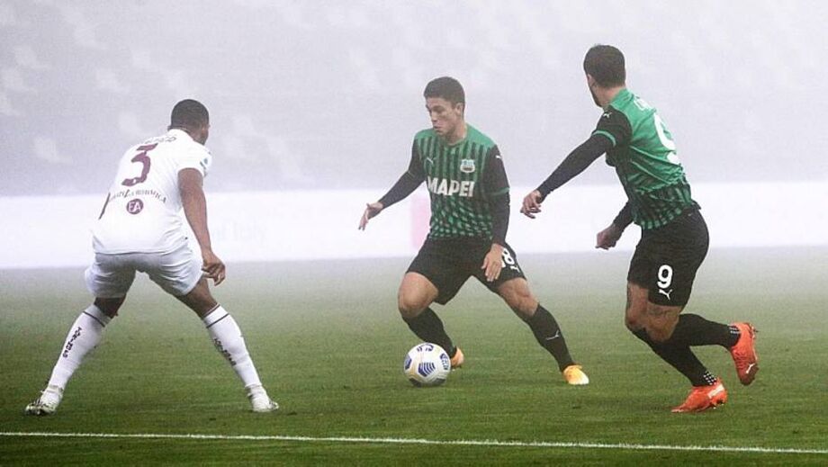 Bremer tenta parar o ataque do Sassuolo, formando por Raspadori e Caputo