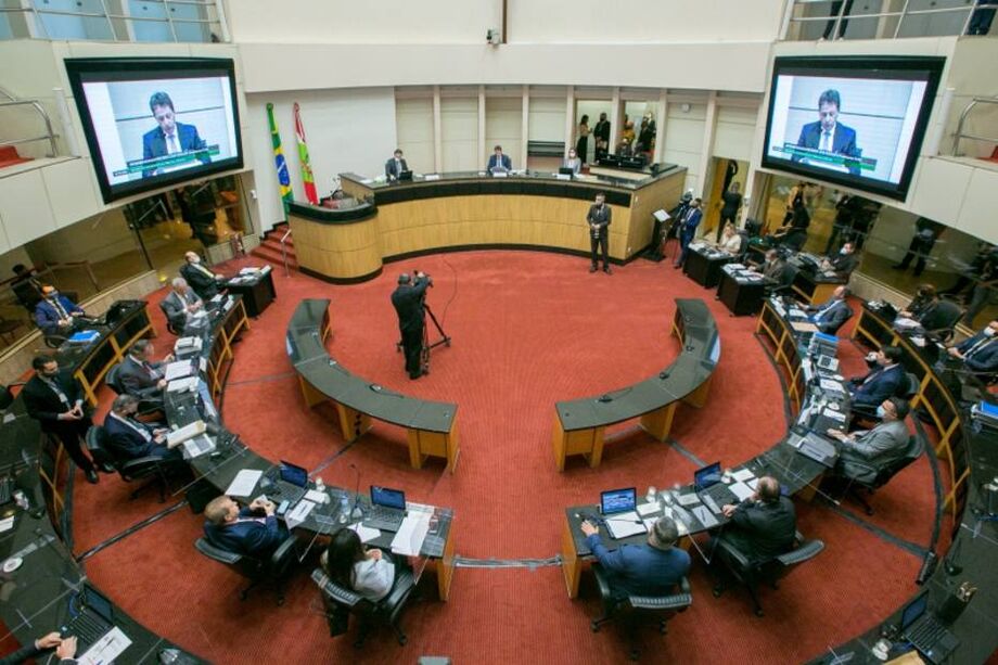 A votação do processo teve início às 9h da manhã de sexta na Assembleia Legislativa e durou praticamente 17 horas