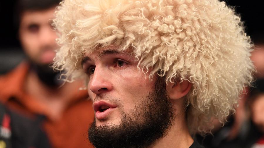 Khabib Nurmagomedov anuncia aposentadoria e chora após vitória contra o americano Justin Gaethje