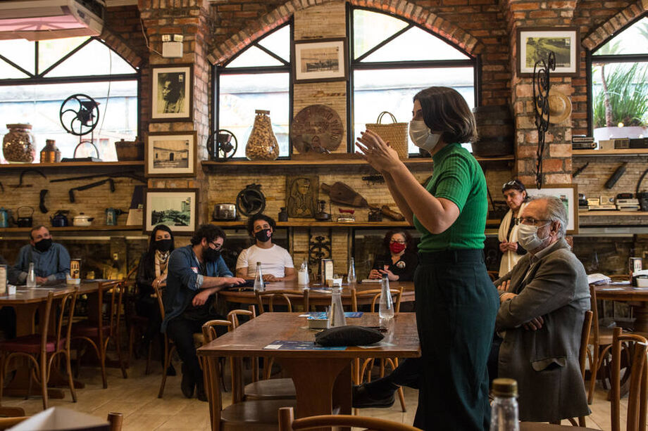 Manuela D'Ávila em evento de campanha