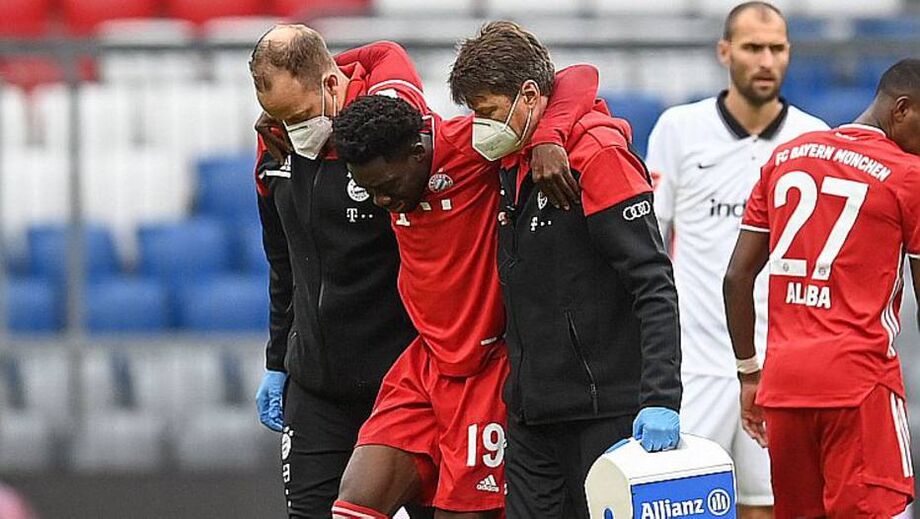 O lateral de 19 anos se machucou com apenas dois minutos de jogo no duelo diante do Frankfurt