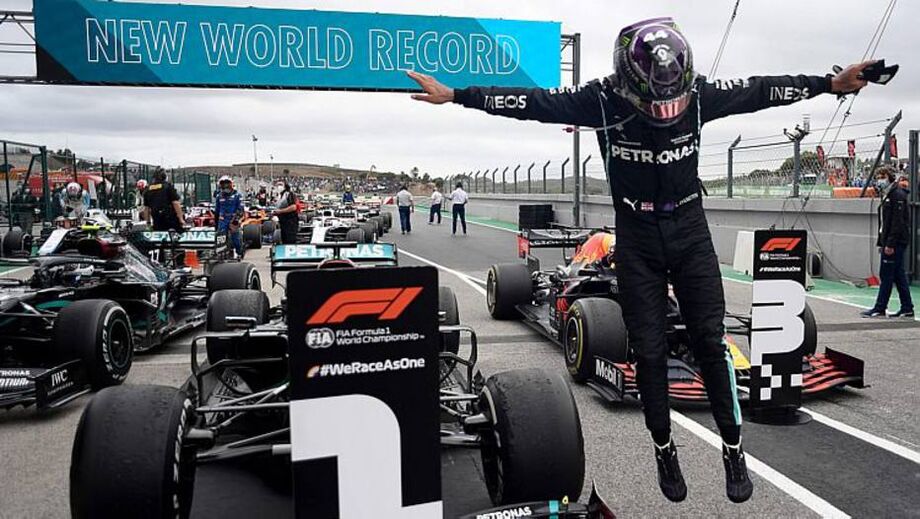Hamilton vence em Portugal