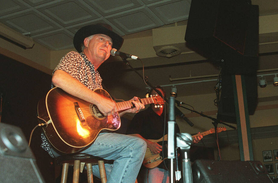 O músico Jerry Jeff Walker em uma de suas apresentações