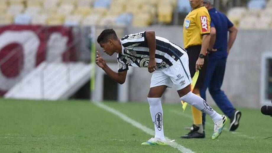 Atacante Ângelo supera Pelé e é o 2º mais novo a jogar pelo Santos