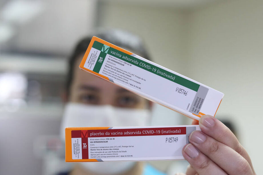 Criada pela empresa chinesa Sinovac, vacina Coronavac está em testes no Brasil