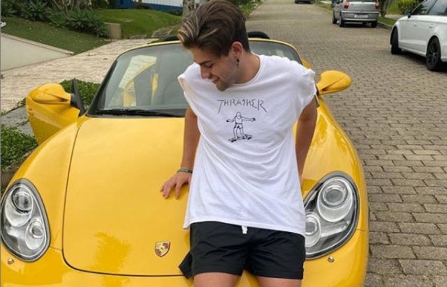 O tiktoker Mário Júnior deixou os fãs curiosos após aparecer ao lado de um carro da marca Porsche