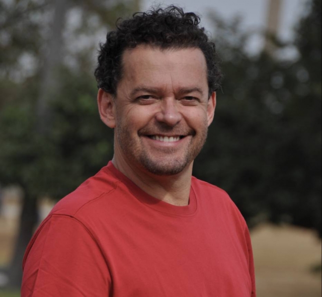 O jornalista Fernando Rocha lança o livro 'Como ser leve em um mundo pesado'