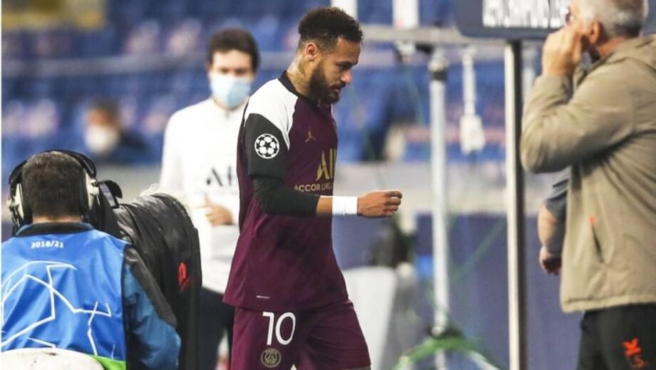Neymar deixa o campo ainda no primeiro tempo do jogo da Liga dos Campeões