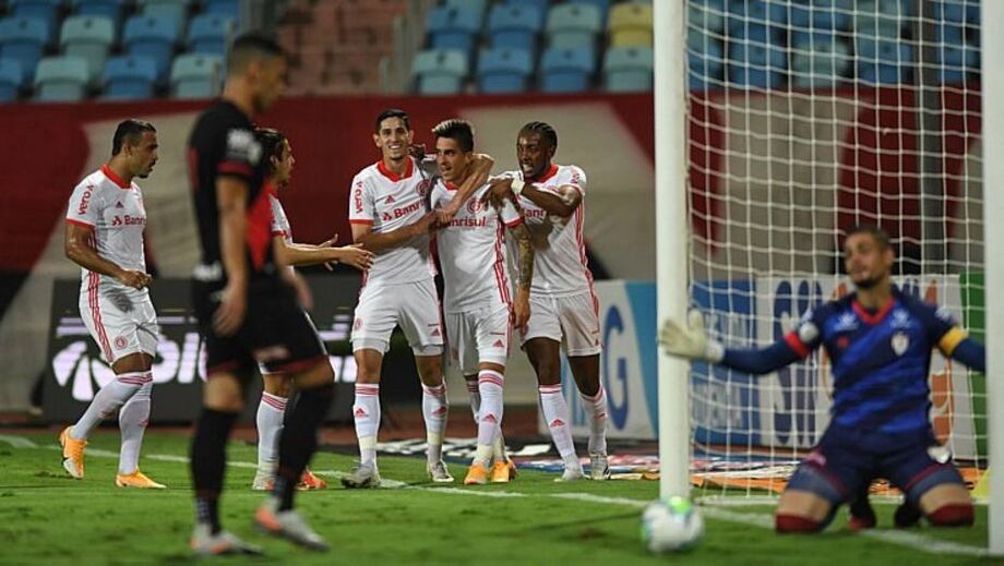 Leandro Fernández comemora gol na vitória do Inter sobre o Atlético-GO