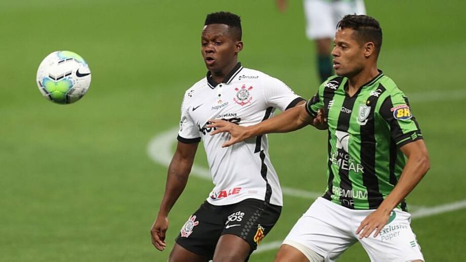 Cazares tenta fugir da marcação na partida entre Corinthians e América-MG