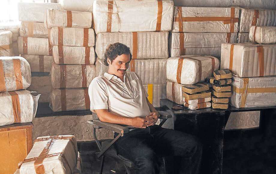 Ator que interpretou Pablo Escobar deve dirigir os dois primeiros episódios da produção