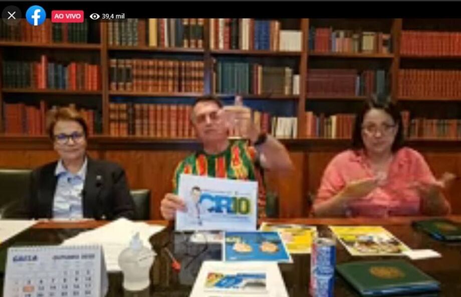 O presidente Jair Bolsonaro durante live nesta quinta-feira