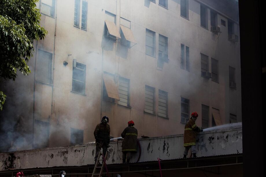 Os outros prédios que compõem o complexo hospitalar não chegaram a ser atingidos pelo fogo e podem funcionar normalmente.