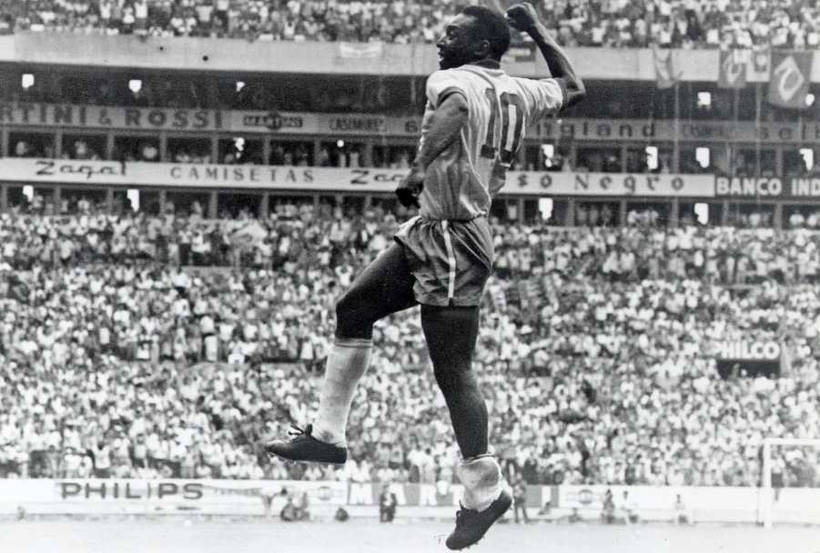 O filme de Barreto segue a carreira de Pelé não apenas no Santos, mas, em especial, na seleção brasileira, lembrando sua participação em quatro Copas.