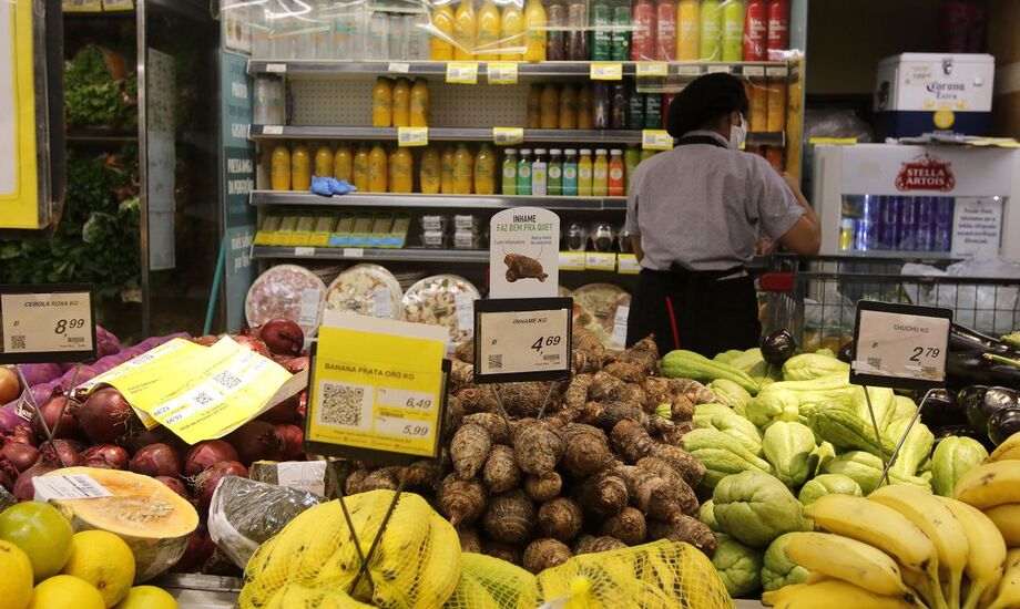 As famílias com renda muito baixa são aquelas com rendimento domiciliar mensal inferior a R$ 1.650,00