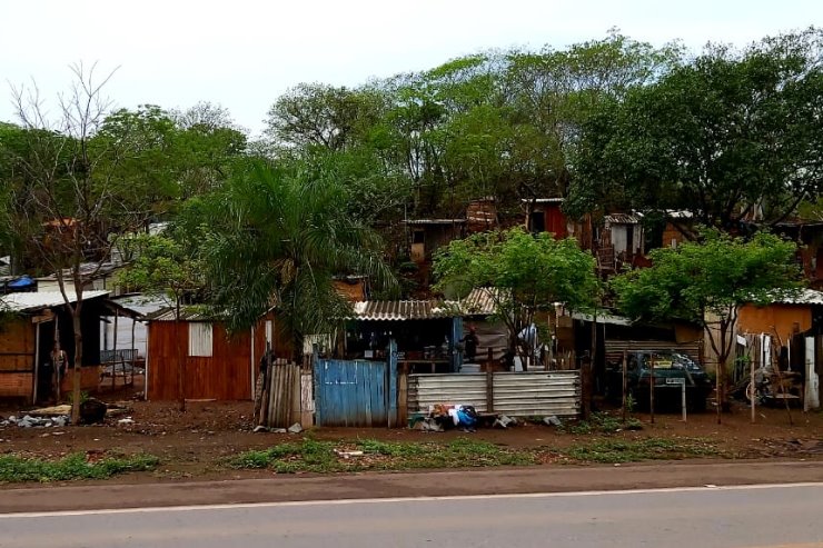 Cerca de 600 famílias corumbaenses vivem em condições extremas, algumas em barracas ou outras ocupações degradantes nas imediações de Corumbá