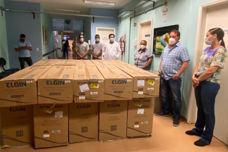 Gerson entrega aparelhos de ar condicionado à Santa Casa