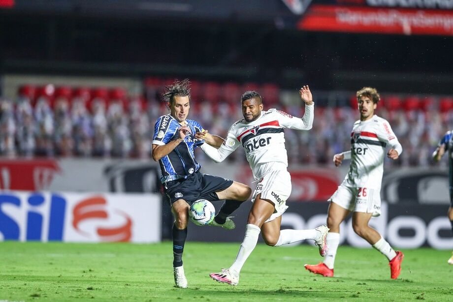Grêmio reclama de pênalti de Reinaldo em Geromel