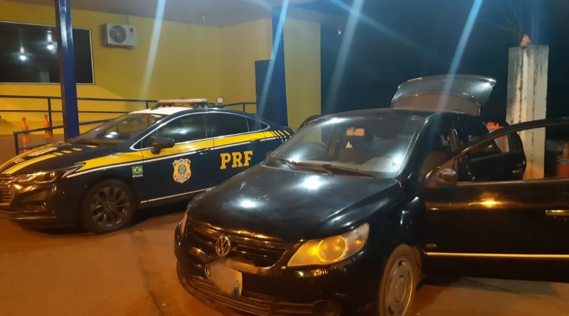 Agentes da Polícia Rodoviária Federal (PRF) aprenderam na noite de ontem (09) mais de 8 kg de skunk no tanque de combustível de um carro em Rio Brilhante