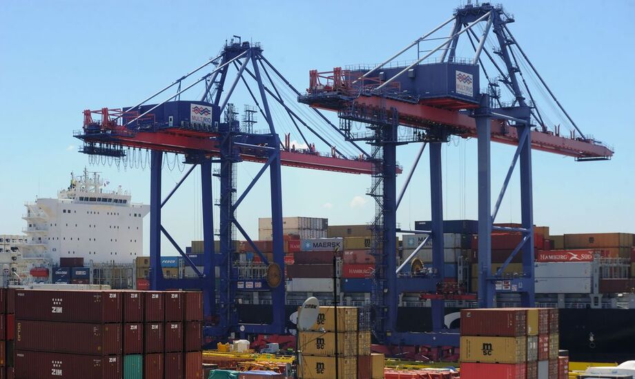 A balança comercial brasileira registrou superávit comercial