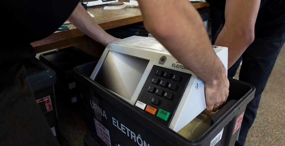 O processo corresponde à inserção, em cada uma das urnas que serão utilizadas no dia da votação, de informações oficiais referentes aos dados dos candidatos e eleitores de cada seção eleitoral