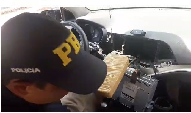 A Polícia Rodoviária Federal (PRF) apreendeu 30,7 Kg de cocaína neste domingo (18), em Ivinhema