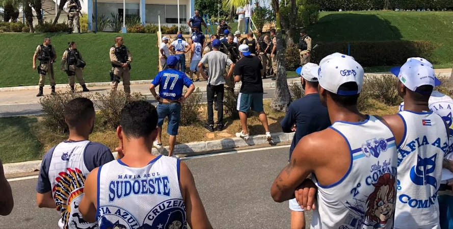 Cruzeiro repudia invasão de torcedores e revela danos em portão do CT