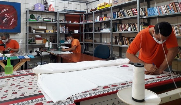 A ocupação produtiva, além de gerar conhecimento e espírito de solidariedade aos detentos, também se traduz em remição de um dia na pena a cada três trabalhados, conforme estabelece a Lei de Execução Penal.