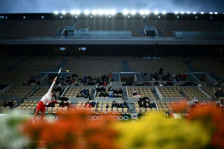 Novak Djokovic saca na partida contra o colombiano Daniel Galán