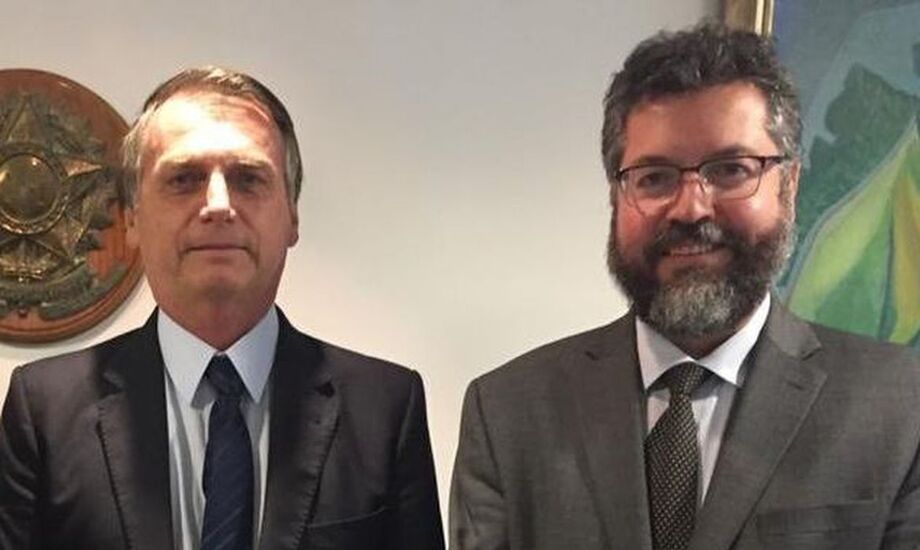 O presidente Jair Bolsonaro recebeu neste sábado no Palácio da Alvorada o ministro das Relações Exteriores, Ernesto Araújo