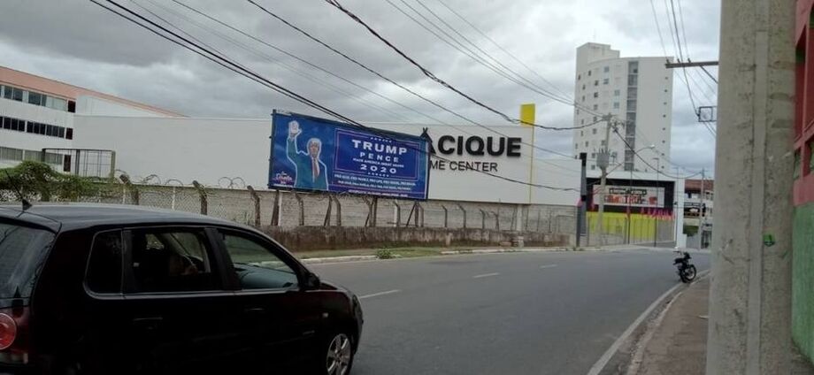 Outdoors a favor de Trump são colocados em Governador Valadares, em Minas Gerais