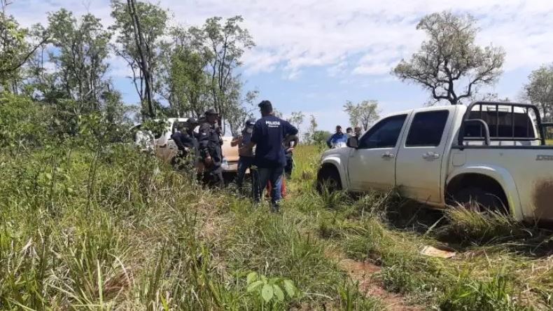 No local foi encontrada uma moto vermelha, apreendida pela polícia