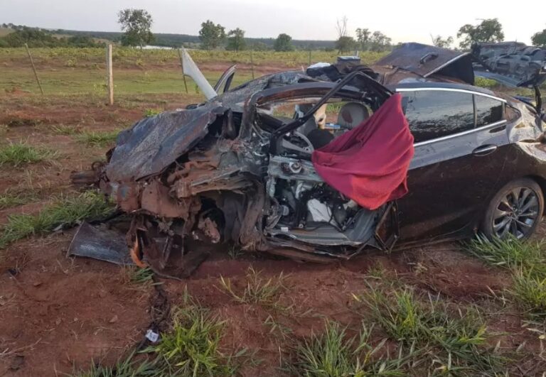 Veículo ficou completamente destruído.