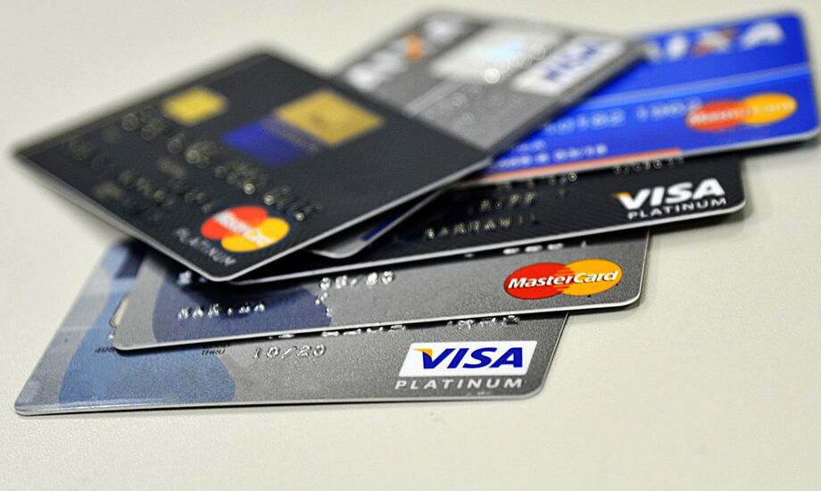 Os clientes de bancos pagaram juros maiores no cheque especial e taxas mais baixas no rotativo do cartão de crédito em setembro, de acordo com dados divulgados hoje (26) pelo Banco Central (BC)